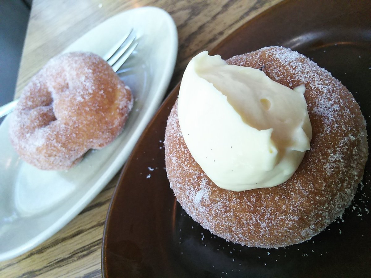 kyoko_naka0803's tweet photo. 先日、久々にカフェへ……☕
窓から緑が見えロケーション最高やん♪
旦那くんは気分が上がったのか、昼間っからクラフトビール🍺
ドーナツは揚げたてで、本当に美味しかった〜😆これは、リピ間違いなしやなっ✨
#CafeBird #鶴見区 #��げたてドーナツ https://t.co/WGKfoIbXbE