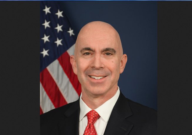 Yesterday, China awarded the highest honors to experts who have contributed to the fight against covid19.Just kindly remind you how the US treats their experts during this pandemic.A thread1）Steve Linick: Trump fires state department inspector general
