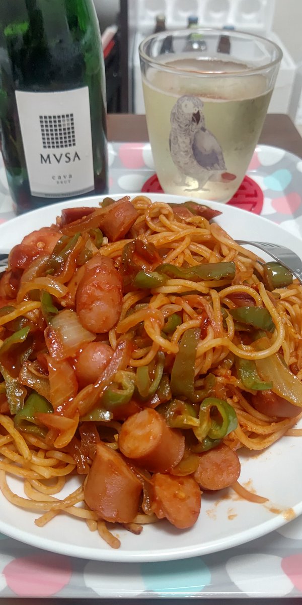 minjyu's tweet photo. 今日は休業Day。ランチはナポリタンを作って食べました。スパークリングワインも飲みながら。 https://t.co/PqECHdw66K