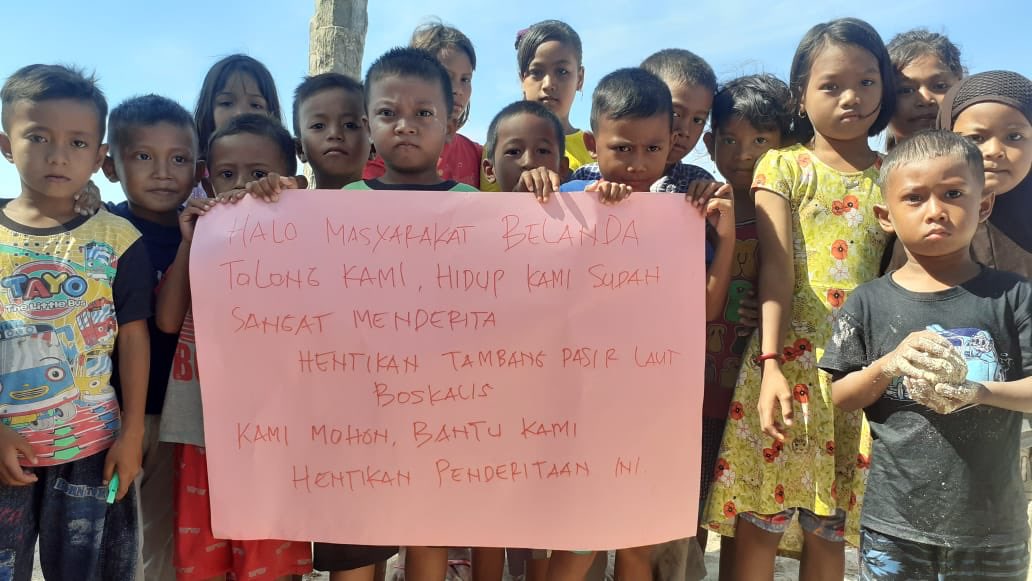 aminizme's tweet photo. The children should go to school, But they choose to take a part to stop sea sand mining of Boskalis for protecting their parents' livelihoods and their future. 

STOP SEA SAND MINING! 

@arifsyah @haris_azhar @yaya__nh @LaodeMSyarif @Dandhy_Laksono @susipudjiastuti https://t.co/zxAUwD5Y9q