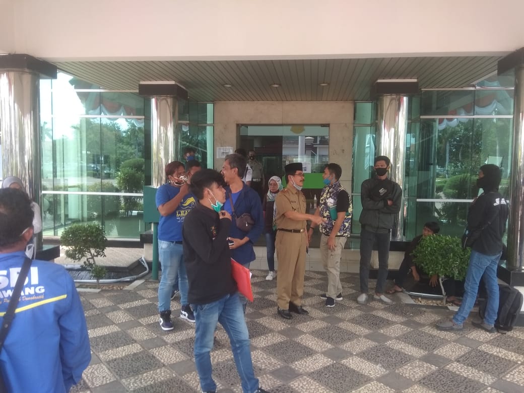 BciSpm's tweet photo. Pt.Beesco Indonesia dam @asics tidak patuh hukum. 
#shameOnyouBeesco
#shameOnyou @asics
#BOYCOTT @asics
#pekerjakankembali37orang
salam✊
BERANI MELAWAN PENINDASAN👊 https://t.co/1lAqC8Q7PE