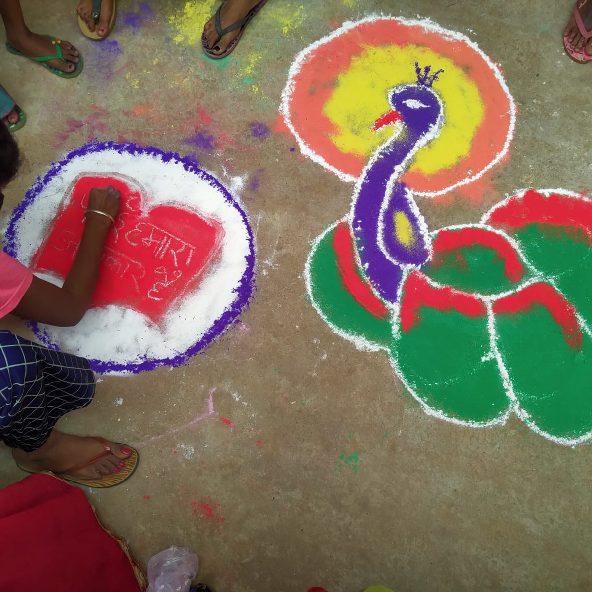 Tejaswini_Jh's tweet photo. विश्व साक्षरता दिवस के अवसर पर तेजस्विनी परियोजना जिलों के तेजस्विनी क्लबों में शिक्षा के महत्व पर रंगोली, चित्रकारी, निबंध लेखन प्रतियोगिता एवं प्रभातफेरी का आयोजन किया गया l https://t.co/u9NRugeN7h