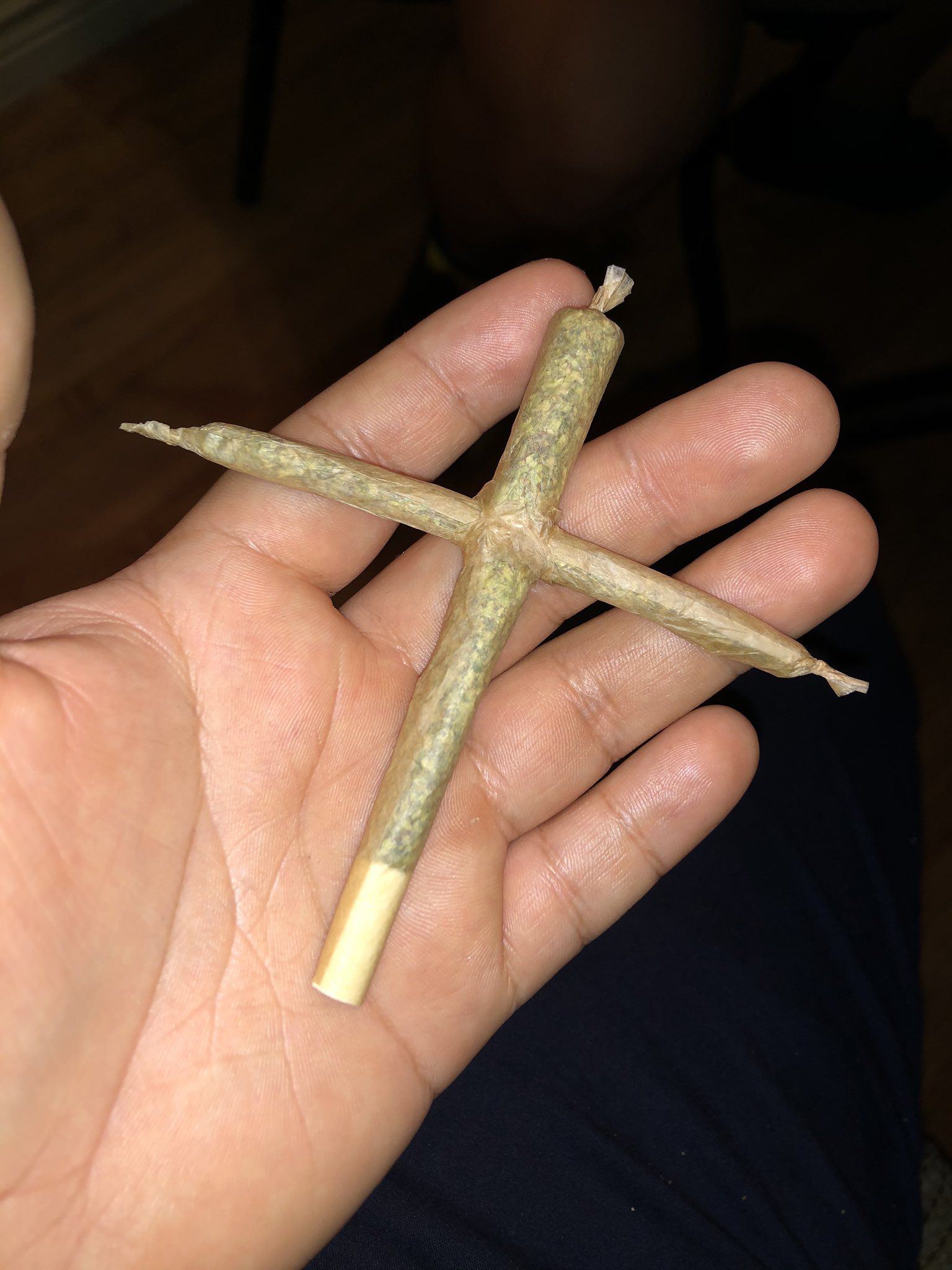 Thunder Man on Twitter: "@Sethrogen Rolled my first cross joint in honor of  Pineapple Express being back on Netflix https://t.co/ALc2nleZe8" / Twitter