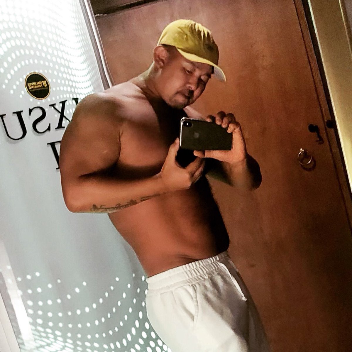 gomgii's tweet photo. #tanning_day https://t.co/YqMdJ98npm