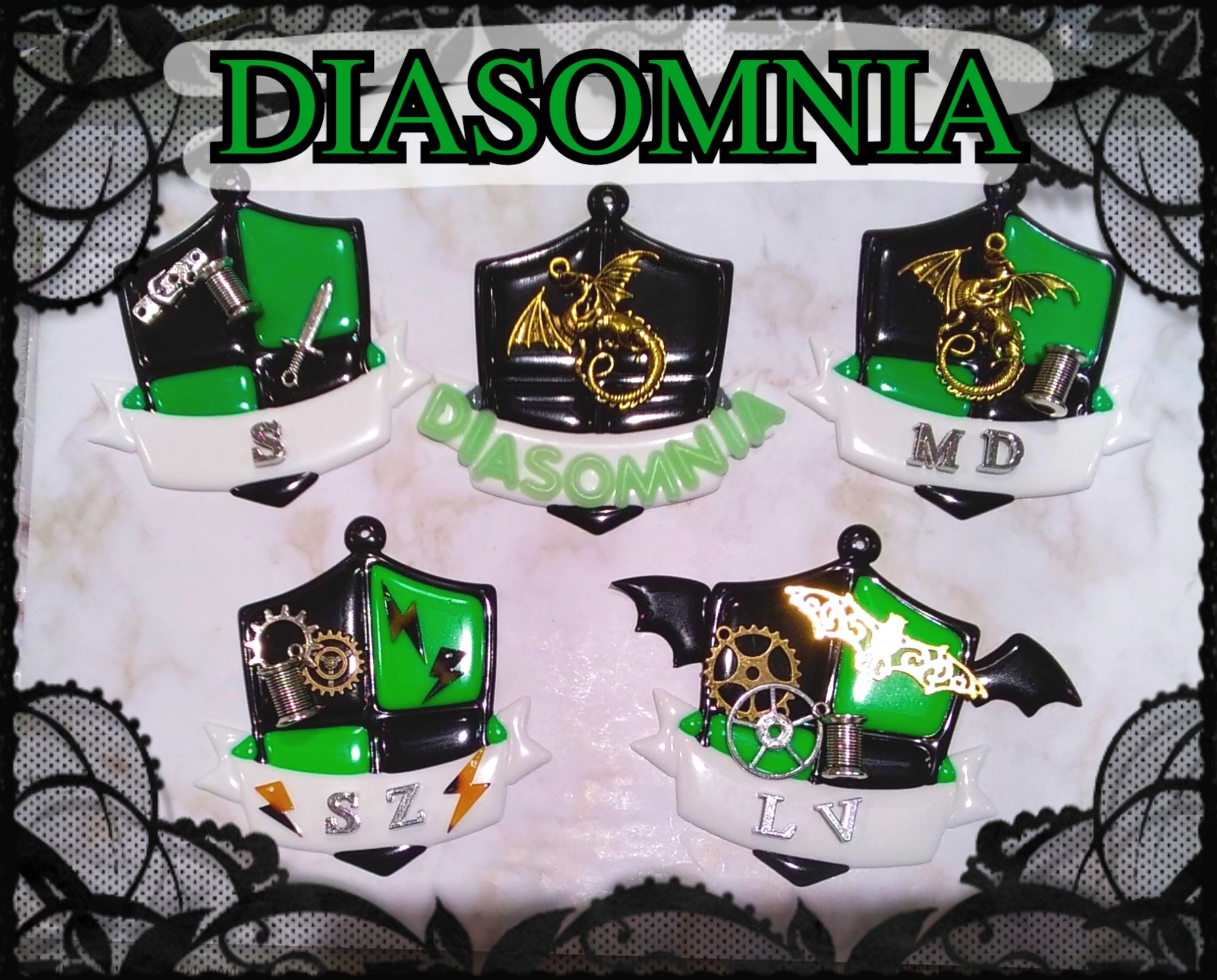 推し活館 旧素材館 入荷情報 お名前ホルダーのエンブレムで ツイステ ディアソムニア寮 を制作してみました こちらのエンブレムベースは 金具パーツで制作するととってもかっこいいアレンジが出来ます 糸巻きパーツや ドラゴンパーツなどもお