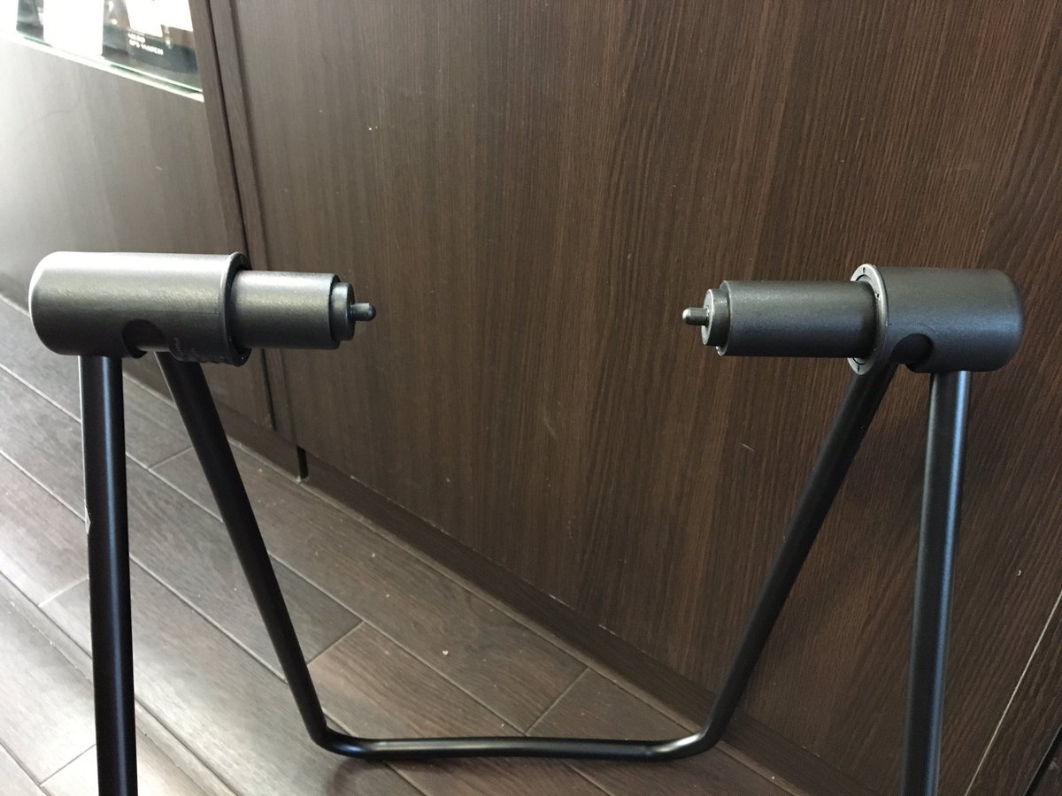 スタープレックスサイクル女子館 サイクルデザイン スルーアクスル バイクスタンド 入荷しました 使い方はスタンドを広げて差し込むだけです 内臓スプリングでしっかり保持します レバータイプのスルーアクスルには非対応です 2 358円 税抜 定価