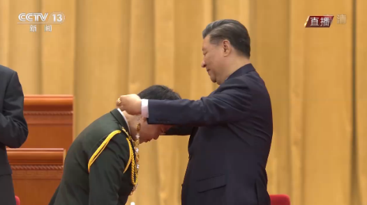 MerlotN's tweet photo. The difference between America and China on the National Awards ceremony https://t.co/7Gb1BzSTxk