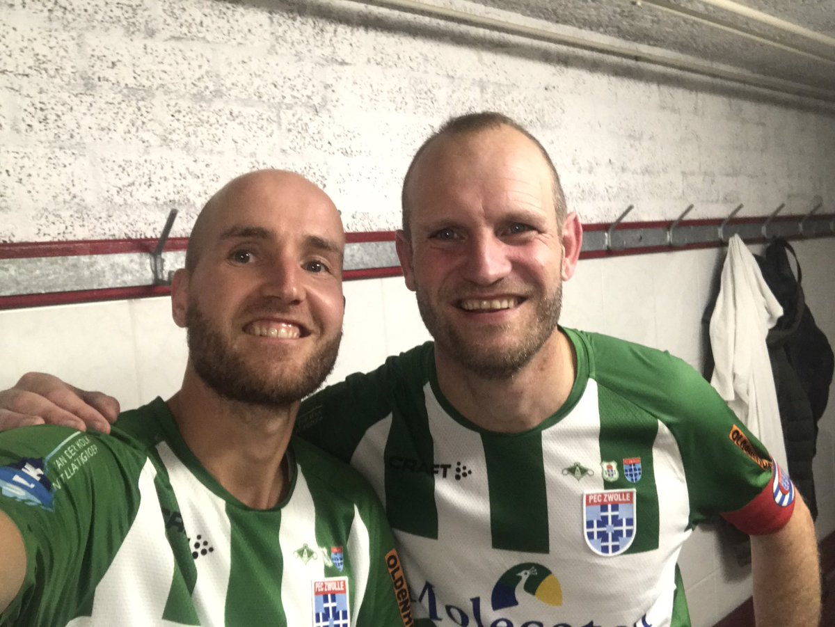 Na ongeveer 16 jaar was het eens weer zover. Een wedstrijd spelen in een Pec Zwolle-shirt. Wie had dat nog gedacht! Samen met captain <a href="/HenkvSteeg/">Henk van Steeg</a> en <a href="/HofNiklas/">Niklas Hof</a>! Vaak hard tegen hard in de hoofdklasse, nu samen in de spits😅! En beiden een goaltje #oudPEC #Heerde