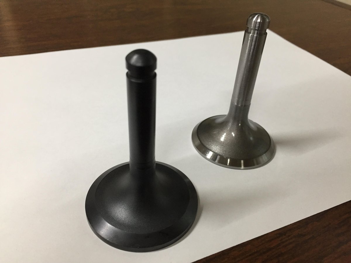 DokuroValve's tweet photo. デスクにおひとつ如何でしょうか？

重機等の大型エンジン用のエンジンバルブをカットして文鎮（ペーパーウェイト）にしました。

↓こちらからお求め頂けます↓
https://t.co/0dSEqNLMLB

#車好き #車好き男子 #車好き女子 #車好きな人と繋がりたい #カーマニア #エンジンバルブ #Dokuro https://t.co/HmwqzwRWp7