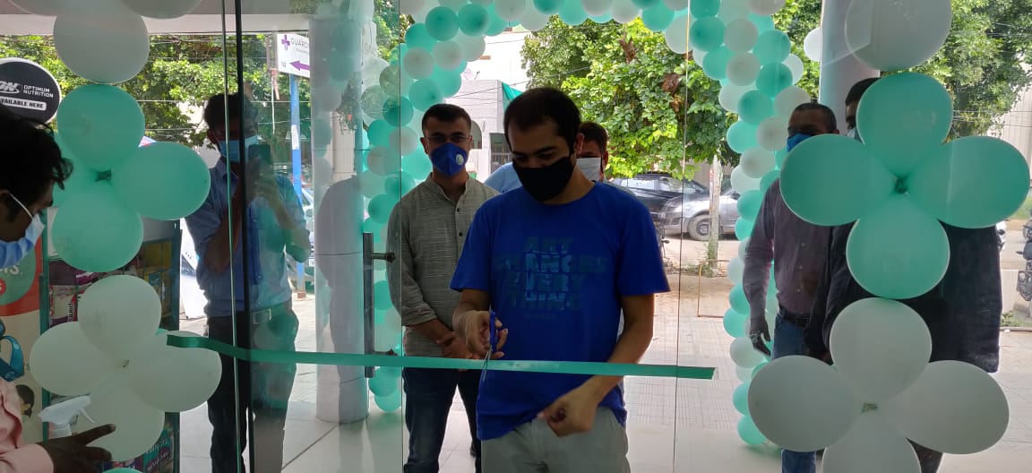 Cashify_'s tweet photo. Say hello to another Cashify Store, inaugurated by Shubh Darpan, VP- Business Intelligence &amp; Analytics, Cashify.
We're ready (and safe) with Mobile Buyback, Repair, Accessories Products for you at Sector 14, Huda Market. https://t.co/AlUvwkdCSw