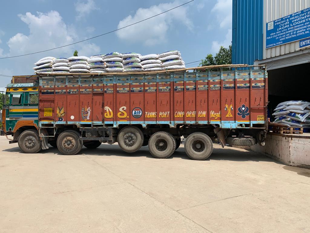 ConcorFhel's tweet photo. Loading of Imported Walnut bags in Bonded warehouse at FHEL's Agri-Logistic Centre, Rai, Sonepat, Haryana https://t.co/MUn33sIqmS