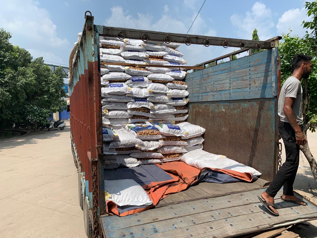 ConcorFhel's tweet photo. Loading of Imported Walnut bags in Bonded warehouse at FHEL's Agri-Logistic Centre, Rai, Sonepat, Haryana https://t.co/MUn33sIqmS