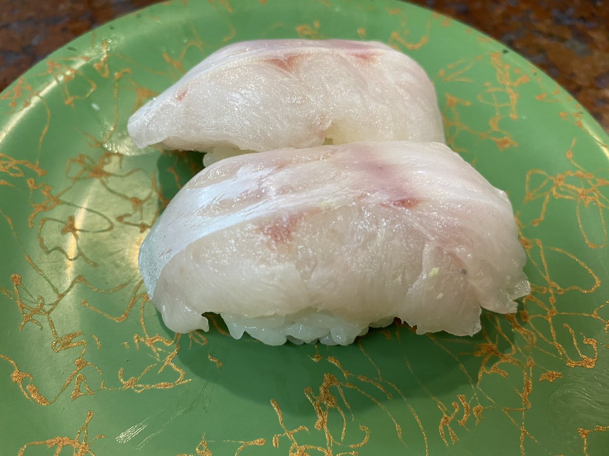 Hide Maruのグルメ旅 廻る近江町市場寿し 回転寿司なので 握り も食べました 生のどぐろ ぶりトロ げそ のどぐろ握りは炙りが多い中 炙らない生があった お焦げがないと違うね 美味いよ ぶりは地元のではないと思われます 養殖