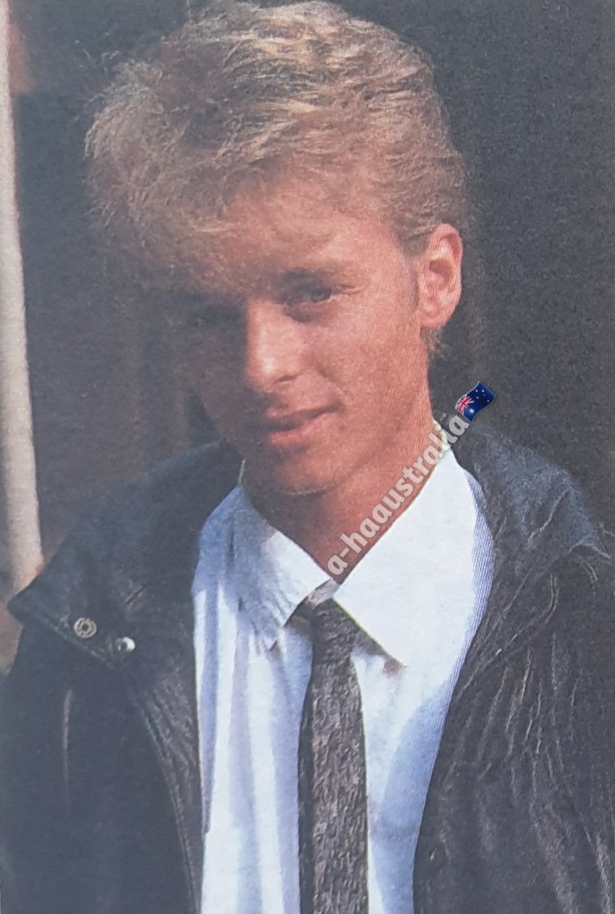 Here is another rare photo of Paul that was taken in Japan on their promo tour in 1985
📸 MARI NAKAMURA 
 
#aha #mortenharket #magnefuruholmen #paulwaaktaarsavoy #80s  #wearingatie #ahacollection  #norway #debutalbum #80smusic #ahafans #ahaaustralia #ahaconcert #rockstar #newwave