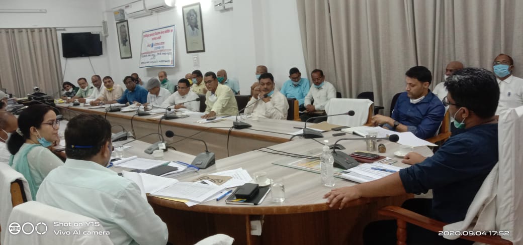 dmbas_'s tweet photo. जनपद में पूर्ण रूप से तैयार हुए 29 आरोग्य केन्द्रों को अगले माह तक संचालित करने हेतु सी.एम.ओ. को आवश्यक स्टाफ समय से तैनात करने एवं शेष निर्माणाधीन आरोग्य केंद्रों की निर्माण की समीक्षा प्रत्येक पखवाड़े करने हेतु निर्देशित किया।
@CMOfficeUP @UPGovt https://t.co/d0D0jAI8D9