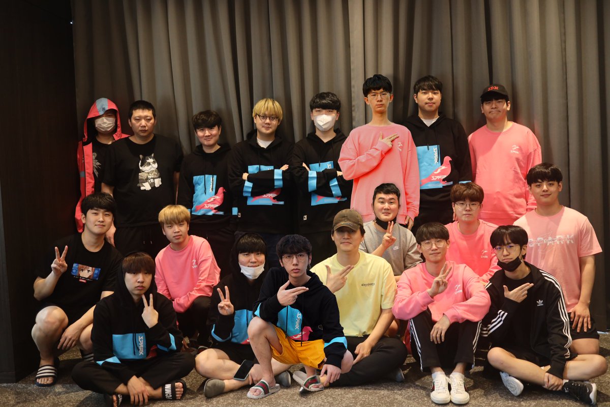 Hangzhou_Spark's tweet image. Finally, the team is united! YAAY! (　◜◡‾)

With some extra help of the graphic designer. 

#sparkbang