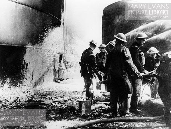 #ThamesatWar The London Blitz also hit the Thames Haven Oil Refinery in September 1940 (📷Mary Evans Picture Library). Discover the #ThamesatWar trail on <a href="/LayersofLondon/">Layers of London</a> layersoflondon.org/map/collection… drawing on research with <a href="/ThamesDiscovery/">Thames Discovery Programme</a> volunteers!
