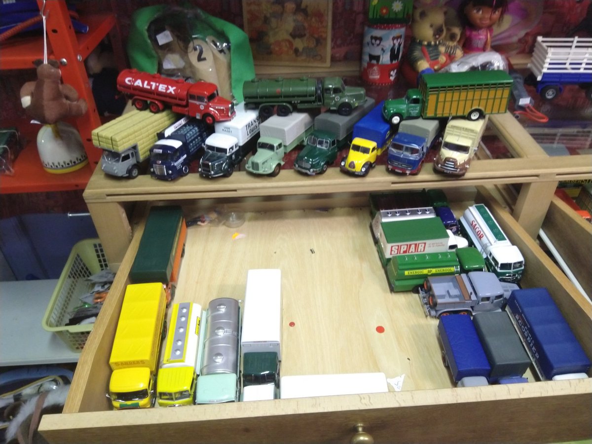 Emmaus87480's tweet photo. De superbes camions ici au 1/43 à la salle de vente de limoges https://t.co/HIlKMjhDpm