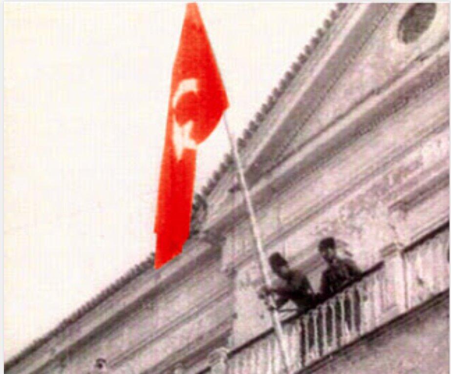 Doğum günün kutlu olsun İzmir'im !
O kirli eller güzel ruhuna dokunmasın.
Yüzbaşı Şerafettin Bey'in Hükümet Konagilğına,
Yüzbaşı Zeki Bey'in Kumandanık Dairesine,
Asteğmen Besim'in Kadifekale'ye diktiği bayraklar hiç inmesin !

İçin rahat olsun Mustafa Kemal Paşa