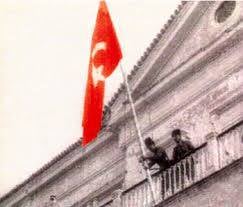 İZMİR Kurtuluşun kutlu olsun. Gazi merdivenleri çıkarken ayağının altına Yunan Bayrağı seriliyor. DÜŞMAN BAYRAĞI BİLE OLSA çiğnenmez deyip toplatıyor 
GAZİME dil uzatanlar lal olsun. Gözleri kör olsun.
Doğunun sınır taşı, Erzurum'un Dadaşı.
Efesi var İzmir'in. Eğilmez Türkün başı