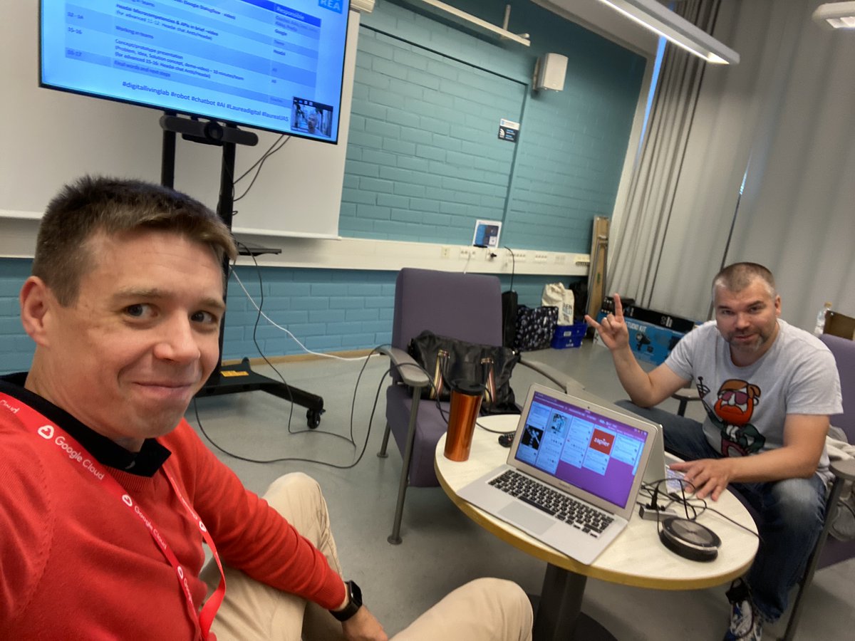 LassiFI's tweet photo. Vuosi sitten oltiin @HAAGAHELIAamk kampuksella Pasilassa n. 100 opiskelijan kanssa rakentamassa päivän ajan ohjelmisto- ja fyysisiä robotteja. Tänä vuonna virtuaalisena. @laureauas #laureadigital #RPA #hackathon #digitallivinglab https://t.co/Pl07vDY19n