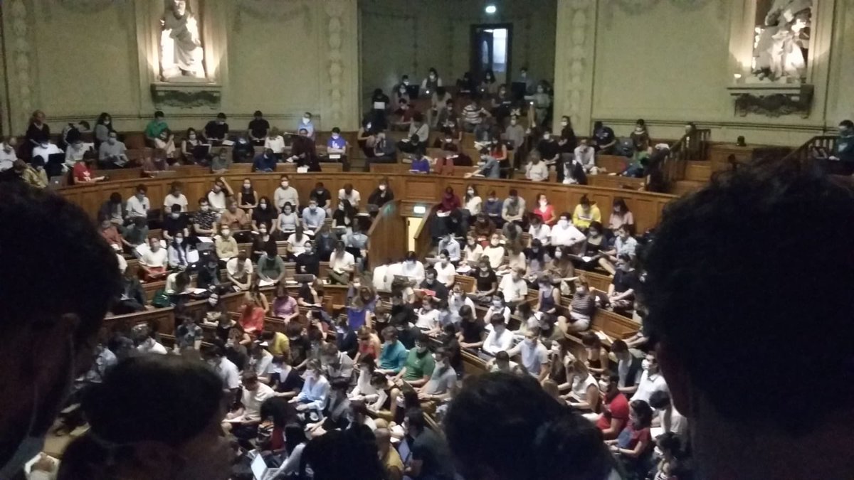 À <a href="/SorbonneParis1/">Université Paris 1 Panthéon-Sorbonne</a>, pas de distanciation sociale car « dans le métro, il n’y en a pas non plus ». Résultat : 500 personnes en amphi Richelieu, assises dans les escaliers. 

En temps de pandémie, la casse de l’enseignement supérieur et le manque de moyens se révèlent criminels 😡