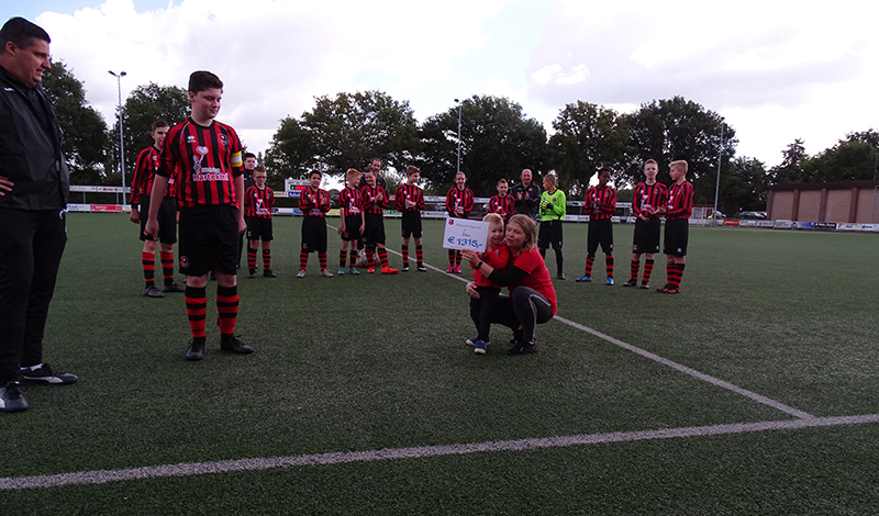 StemvanMontferl's tweet image. Nieuw tenue voor voetbalteam Tijn en 1315 euro voor Stichting Hartekind @vvDVC26 @San_Marco71   stemvanmontferland.nl/nieuw-tenue-vo…