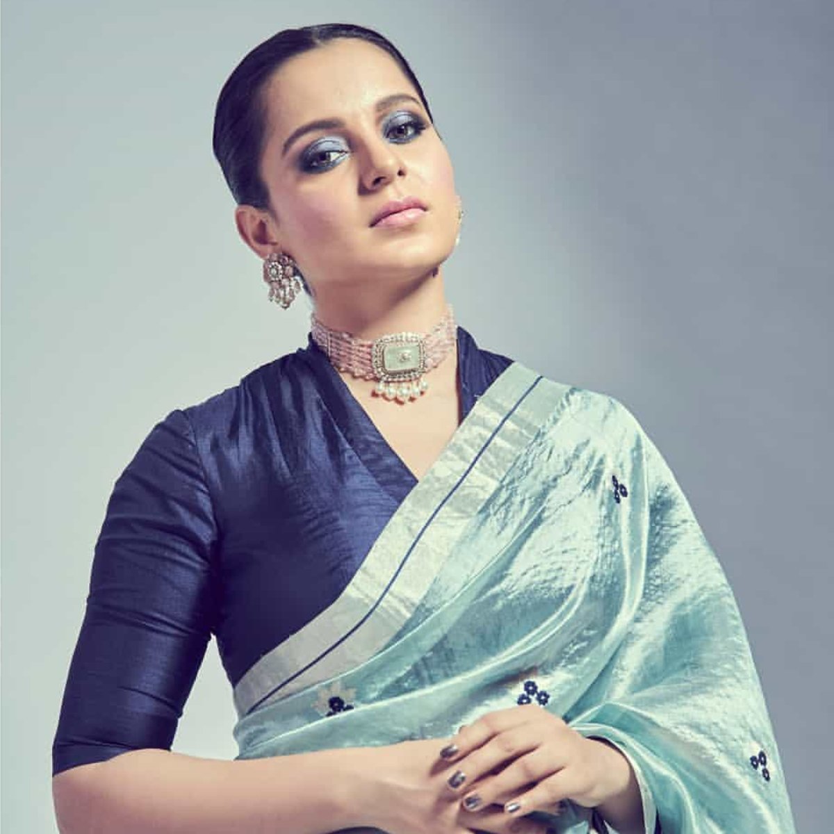 Shaileshh__'s tweet photo. Whom do you support guys ? 

#DeathOfDemocracy #KanganaRanaut

RT for Kangana.
Like for Uddhav Thackeray https://t.co/TzCbwNeUFh