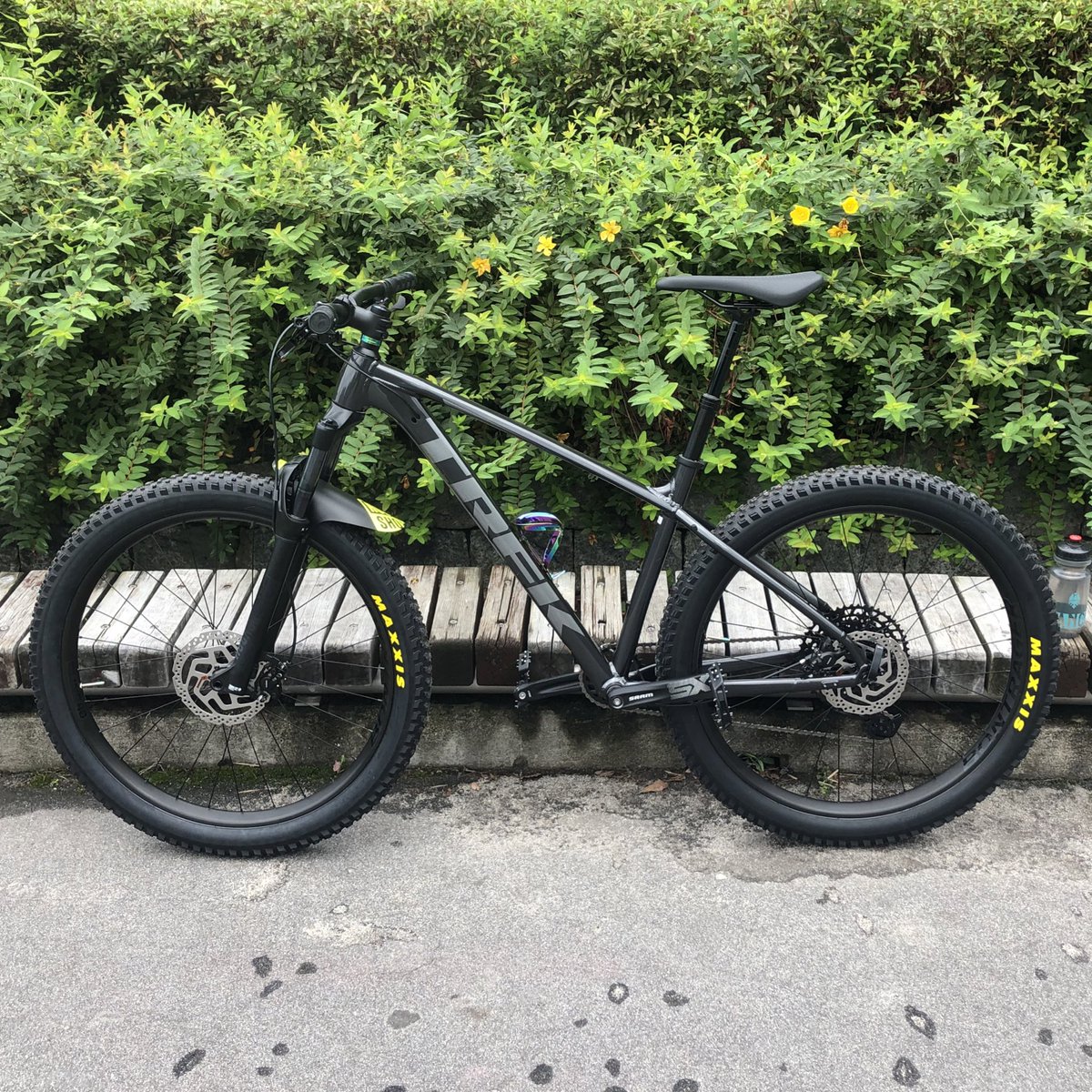 Miyabi Trekのロードバイクってかっこいいですよね 綺麗な青色だ 今後自分みたいにエアロバーつけてttバイクっぽいカスタムとかしてみても面白いかもですよ