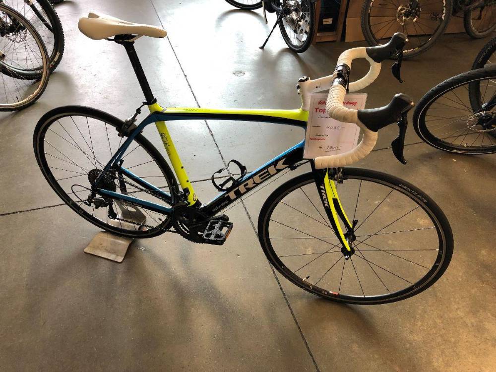 Rennvelo der Marke TREK
Das Rennvelo ist ein in einem top Zustand und war ein Testbike, welches nur wenig km gefahren ist! Das Velo TREK, Model Domane 4 P1, kostet bei Bike Store Schwyz AG 2500.- anstatt 4099.-
#rennvelo #occasion #top #swisscycle