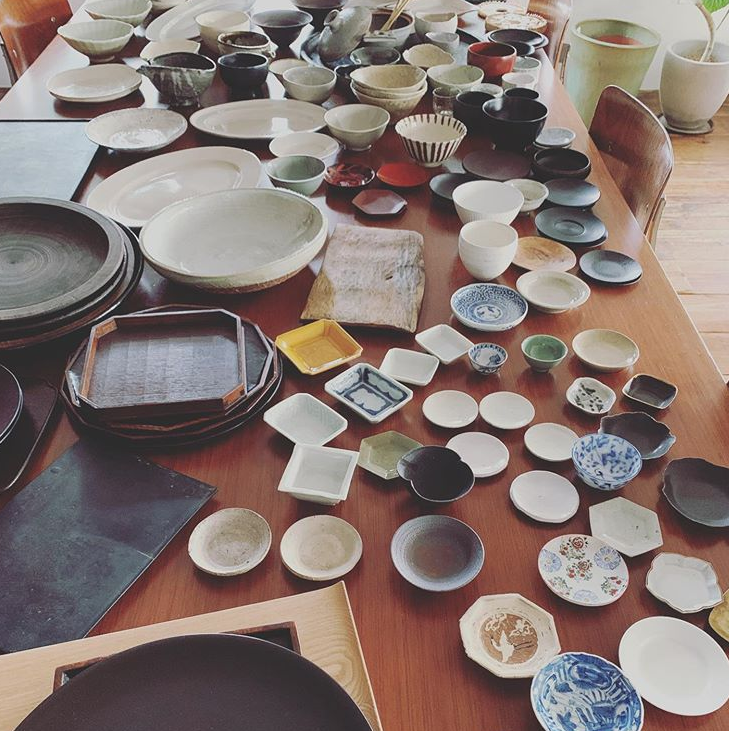 HERS_web's tweet photo. 【HERS撮影中】先日のある撮影で用意された器たち。実はこのお皿たちはすべて、その日に入ってくれたヘアメークさんの私物! 自分で使うために自ら選んだものたち…眼福のひと時でした。#hers_kob #10月12日発売号撮影中 #hersatableへようこそ #器のある暮らし https://t.co/GquyBltitD https://t.co/ExxzdS4G8H
