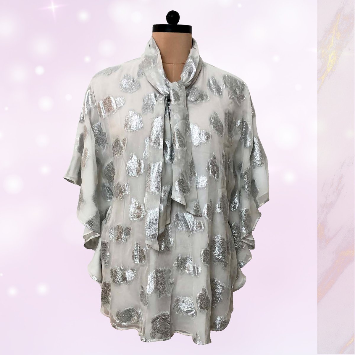 FirstResortHQ's tweet image. 🤍Graceful &amp;amp; gorgeous, this lurex top will turn heads no matter the occasion!✨

DM or Call for enquires📞
We ship worldwide!

.
.
.
.
.
.
.
.
.
.
.
. 
#firstresort #ramolabachchan #autumnwinter #prètcollection #blingblingcollection #silver #white #bowtie #top #beautiful