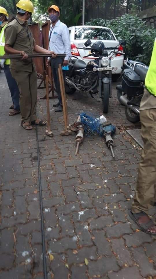 Smittiwari6's tweet photo. मुंबई में दाऊद इब्राहिम की हजारों अवैध बिल्डिंग हैं। आज तक बीएमसी में हिम्मत नहीं हुई कि उसकी बिल्डिंग के पास से भी गुजर जाए

सच कहा है कंगना ने अब वक़्त आ गया है कि शिव सेना को अपना नाम बदलकर बाबर सेना कर लेना चाहिए।
@bmcmumbai 
@narendramodi 
@rajnathsingh https://t.co/NoBE8NGEVT