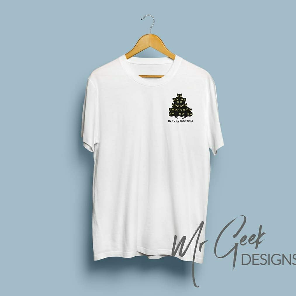 Yeah it's that time for me to be thinking about the dressed Xmas! So here is my festive design with a twist 🤣🤣 #cats #design #merchandise #merch #giftideas