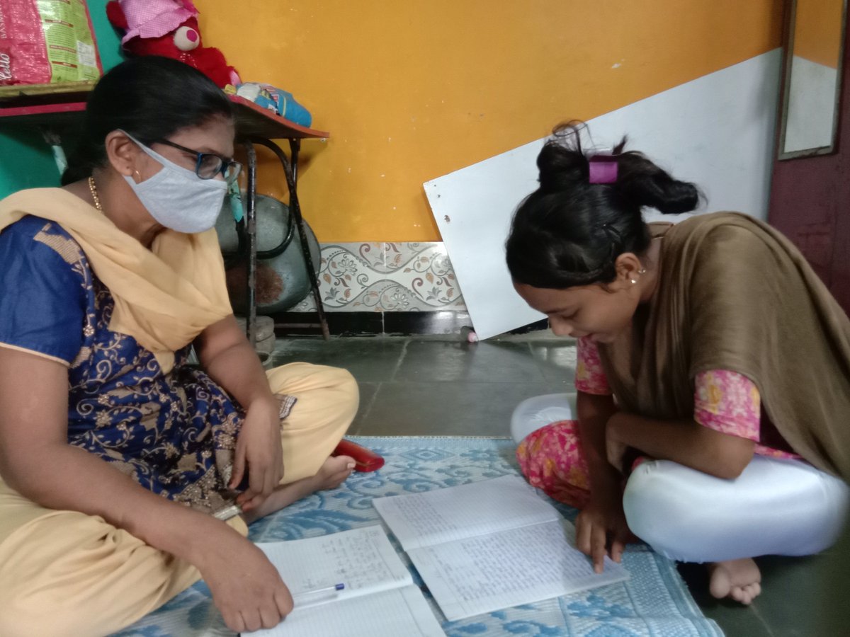 PrathamMumbaiEd's tweet photo. Hamira wants to study. She knows that getting an #education is essential to help her mother who is a single parent. The family lives at a slum in #Mumbai. Hamira, who studies in grade 8, is struggling with studies because the family does not own a smart phone for #OnlineClasses https://t.co/LilTXUSWke