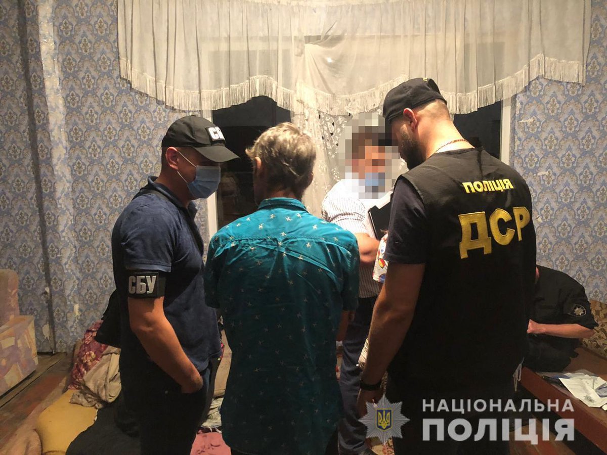 NPU_GOV_UA's tweet photo. На #Дніпропетровщині поліція затримала групу «закладників», які збували метадон мешканцям Кам’янського 

Деталі: https://t.co/QluHpPA564 https://t.co/jBtlIDXxQ2