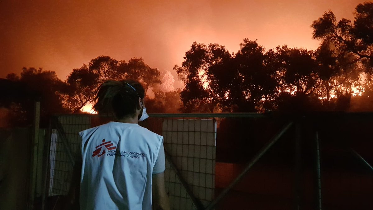 MSF_ITALIA's tweet photo. "Abbiamo visto il fuoco divampare su #Moria. Tutto il campo era inghiottito dalle fiamme, c'era un esodo di persone in fuga senza alcuna direzione. Bambini spaventati e genitori sotto shock. Ora stiamo lavorando per dare loro assistenza"  Marco Sandrone, #MSF #Lesbo https://t.co/Id5UxXyhQi