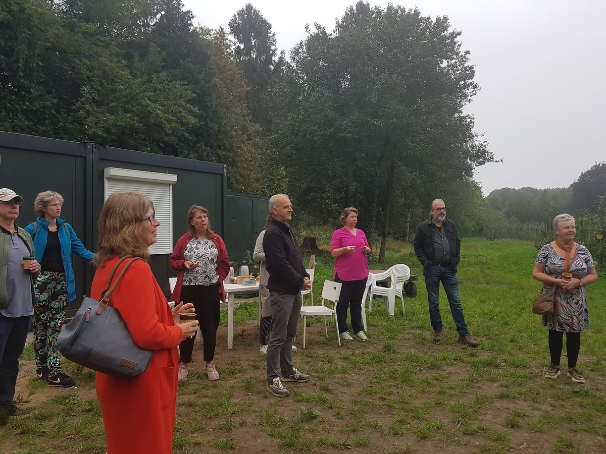 Gezellig buiten aan de koffie, het netwerken is begonnen <a href="/HerenboerenWP/">Herenboeren Wilhelminapark </a>