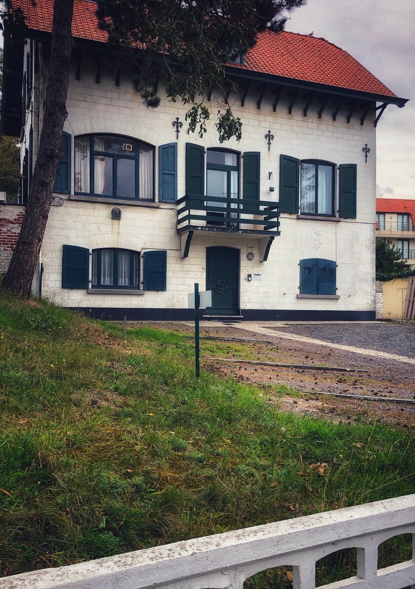 A memorial stone stands at the sea front in De Panne to the hospital, however one building survives to this day. Villa Belle-Vue, during the war patients suffering with contagious diseases were placed here, a distant away from other buildings of the hospital. 2/5