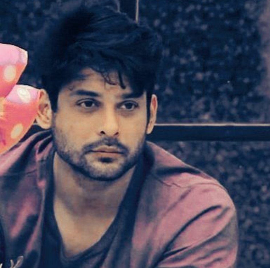iamUzmaa's tweet photo. What i love about our fandom is that we’re so active and passionate about our hero @sidharth_shukla, and how a simple tweet from him can make our day!
Missing u very badly sid 
We are waiting for your tweet🥺
#WeMissOurSidharthShukla https://t.co/CYgPiZ4a7o