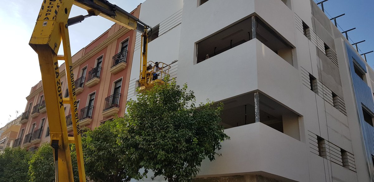____Nicol____'s tweet photo. @Ayto_Sevilla Más cortes de calles #Nervión. Siguen pintando fachada en Cardenal Lluch y Cristo de la Sed. Sólo tienen autorización para 30 minutos y descarga de material, pero las cortan horas y horas. @Ayto_Sevilla, por favor, controle tráfico y calles @Nervion_aldia https://t.co/sIRdnWfkdF