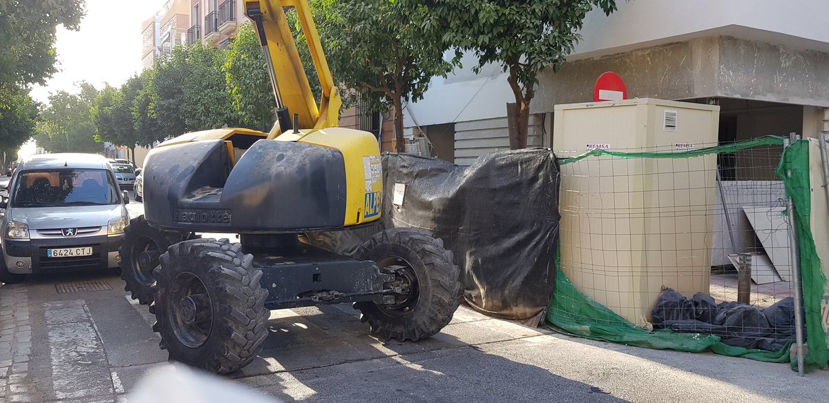 ____Nicol____'s tweet photo. @Ayto_Sevilla Más cortes de calles #Nervión. Siguen pintando fachada en Cardenal Lluch y Cristo de la Sed. Sólo tienen autorización para 30 minutos y descarga de material, pero las cortan horas y horas. @Ayto_Sevilla, por favor, controle tráfico y calles @Nervion_aldia https://t.co/sIRdnWfkdF