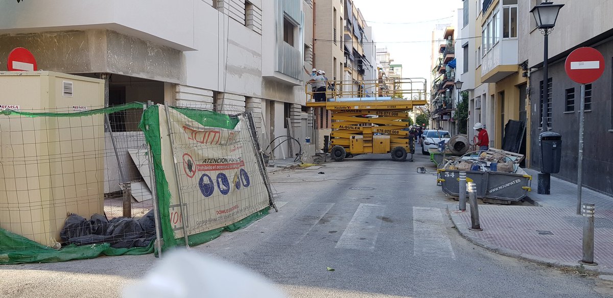 ____Nicol____'s tweet photo. @Ayto_Sevilla Más cortes de calles #Nervión. Siguen pintando fachada en Cardenal Lluch y Cristo de la Sed. Sólo tienen autorización para 30 minutos y descarga de material, pero las cortan horas y horas. @Ayto_Sevilla, por favor, controle tráfico y calles @Nervion_aldia https://t.co/sIRdnWfkdF