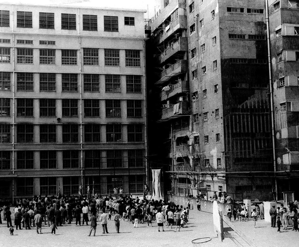 軍艦島デジタルミュージアム 昔の端島小中学校の様子と現在の様子を比べてみてください 端島小中学校の屋根が結構崩壊が進んでいますね 軍艦島 端島 長崎 廃墟 世界遺産 軍艦島デジタルミュージアム Gunkanjima Gunkanjimadigitalmuseum