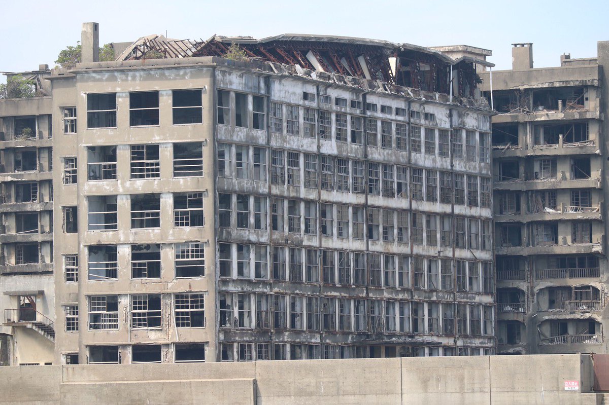 軍艦島デジタルミュージアム 昔の端島小中学校の様子と現在の様子を比べてみてください 端島小中学校の屋根が結構崩壊が進んでいますね 軍艦島 端島 長崎 廃墟 世界遺産 軍艦島デジタルミュージアム Gunkanjima Gunkanjimadigitalmuseum