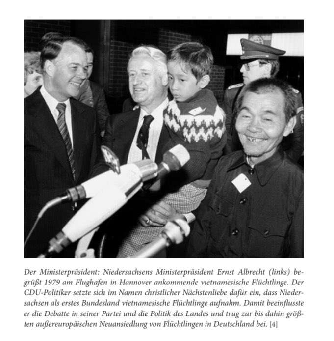 Gerald Knaus (@rumeliobserver) on Twitter photo Wie könnte 🇩🇪 auf 🇬🇷 reagieren?
Ministerpräsident Ernst Albrecht (CDU) reagierte 1978 so: „wir nehmen 1.000.“
Aus: piper.de/buecher/welche…
<a href="/RegHessen/">Staatskanzlei Hessen</a> <a href="/Stk_Saarland/">Saarland Staatskanzlei</a> <a href="/ArminLaschet/">Armin Laschet</a> <a href="/JoachimStamp/">Joachim Stamp</a>
<a href="/borispistorius/">Angel Youngs 😇😍🇩🇪🇺🇸</a> <a href="/stephanweil/">StephanWeil</a> Wie könnte 🇩🇪 auf 🇬🇷 reagieren?
Ministerpräsident Ernst Albrecht (CDU) reagierte 1978 so: „wir nehmen 1.000.“
Aus: piper.de/buecher/welche…
<a href="/RegHessen/">Staatskanzlei Hessen</a> <a href="/Stk_Saarland/">Saarland Staatskanzlei</a> <a href="/ArminLaschet/">Armin Laschet</a> <a href="/JoachimStamp/">Joachim Stamp</a>
<a href="/borispistorius/">Angel Youngs 😇😍🇩🇪🇺🇸</a> <a href="/stephanweil/">StephanWeil</a>