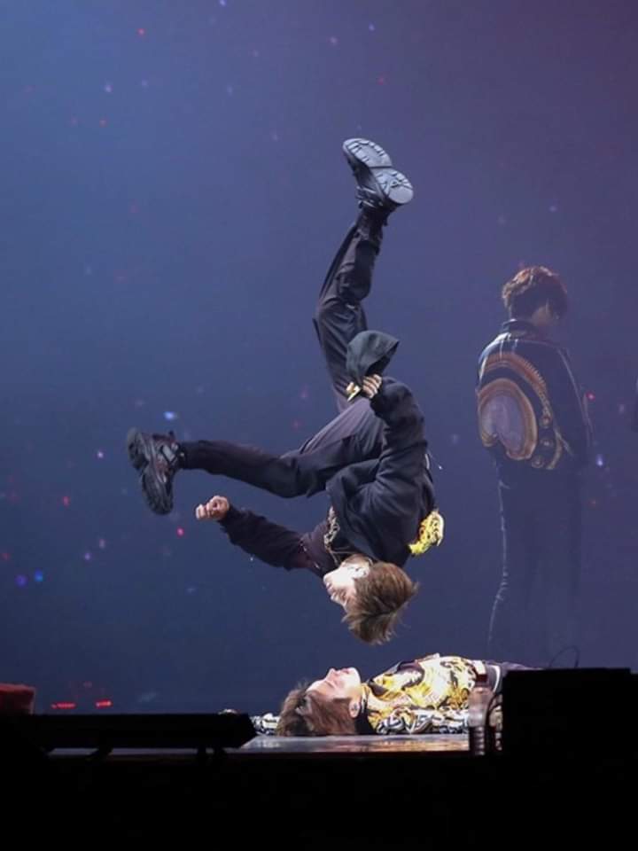 bangtansmundo's tweet photo. “hobi hyung, close your eyes and trust me.” https://t.co/c5YhyIshhY