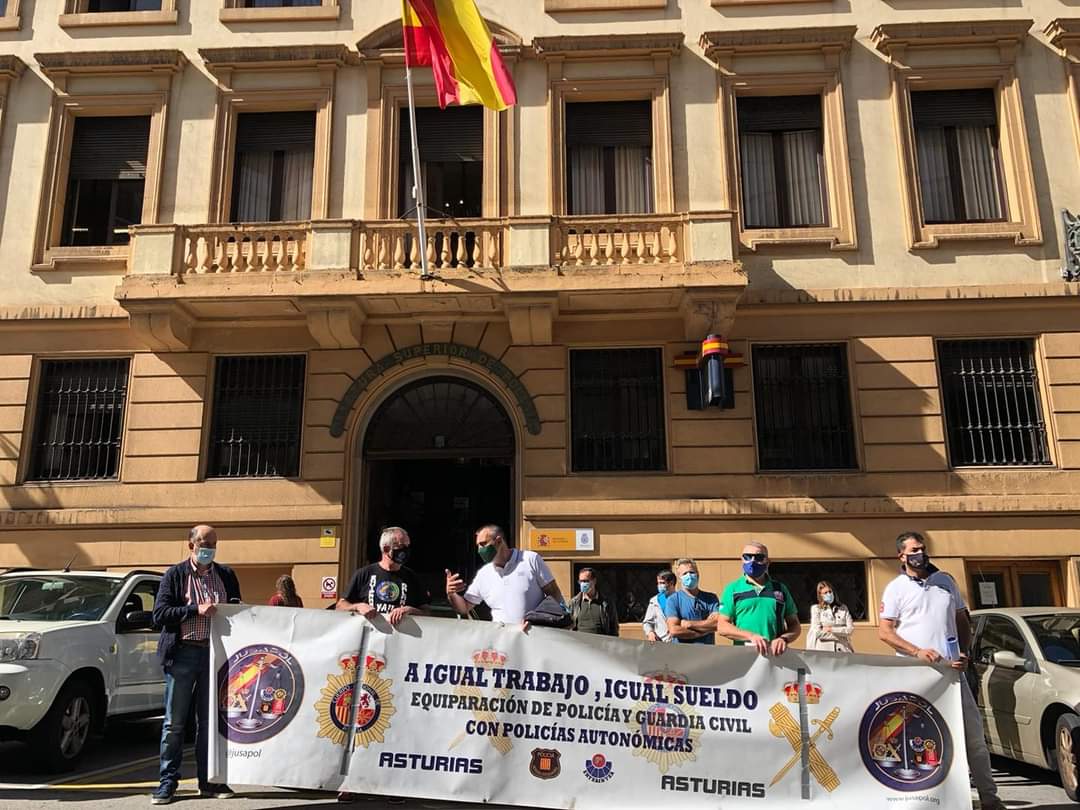 nicolasfgg's tweet photo. @JUPOLCOMUNICAC1 Sr #Marlaska y #AltosMandos de los #Cuerpos de #Seguridad del #Estado deberían ir Uds. En un #Citroën de 20 años y #Chocar contra un coche #Lanzadera #Robado
Pero les da #Igual, como las #Víctimas son los #Agentes de a pie. Mientras no les #Jodan sus #Chanchullos.
Son #RobaVidas https://t.co/lyl7sGJgcs