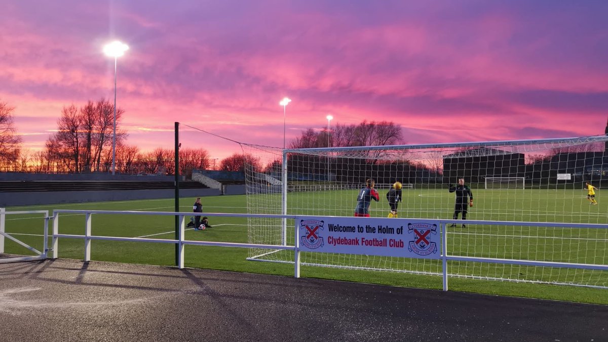 Any teams in West Dunbartonshire looking for a game on Sunday?

We are willing to play a Saturday side if needs be.

Pitch is booked.
Ref can be sorted.

Retweets appreciated.