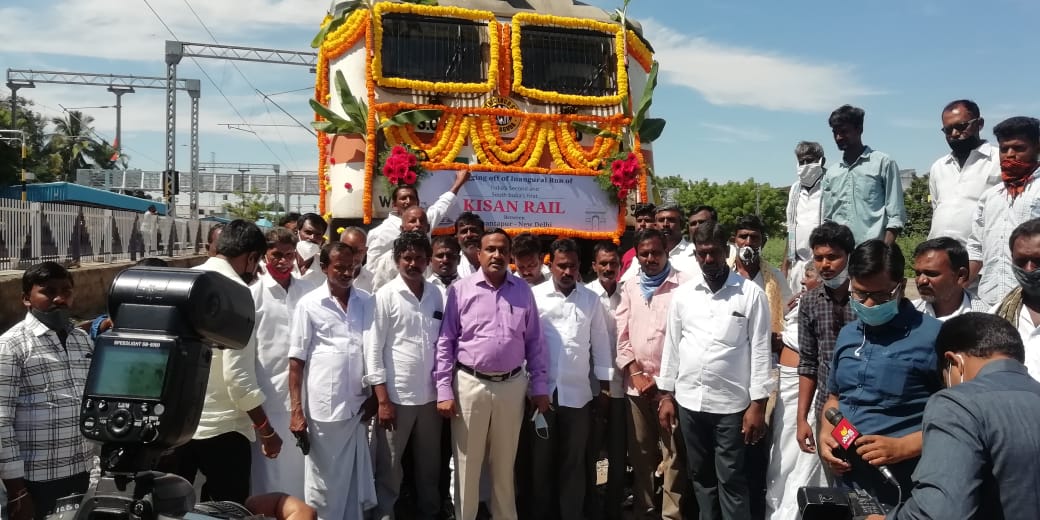 horticulture_of's tweet photo. Hon’ble Chief Minister Sri. YS Jagan Mohan Reddy flags of Kisan train in Anantapur to export horticulture products across country dated: 09-09-2020 https://t.co/Mh2Q7UGHeM